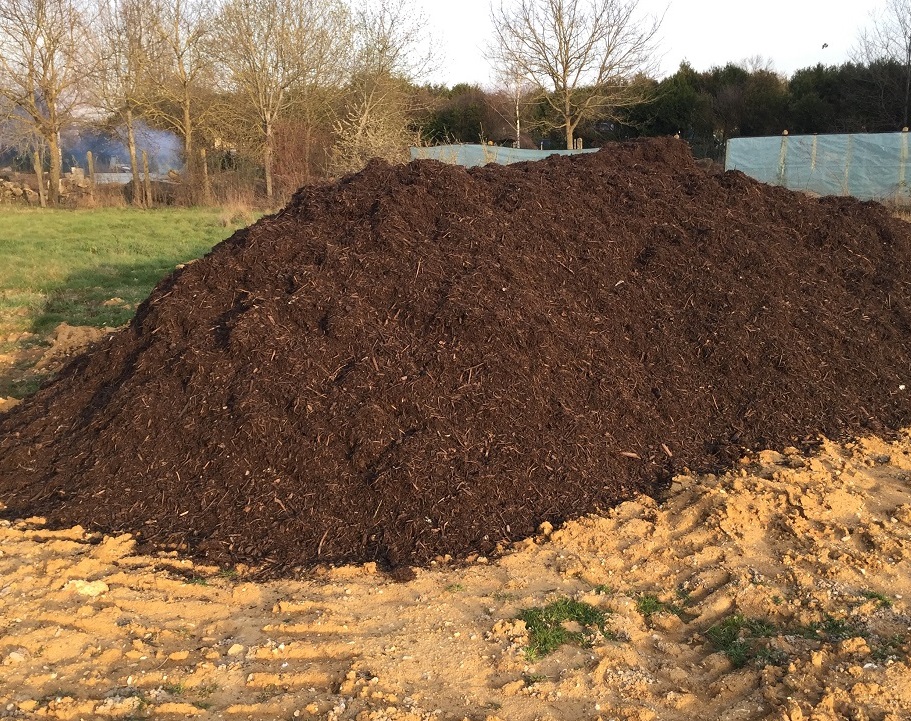 Amendements : andin compost prêt pour épandage sur une parcelle agricole 